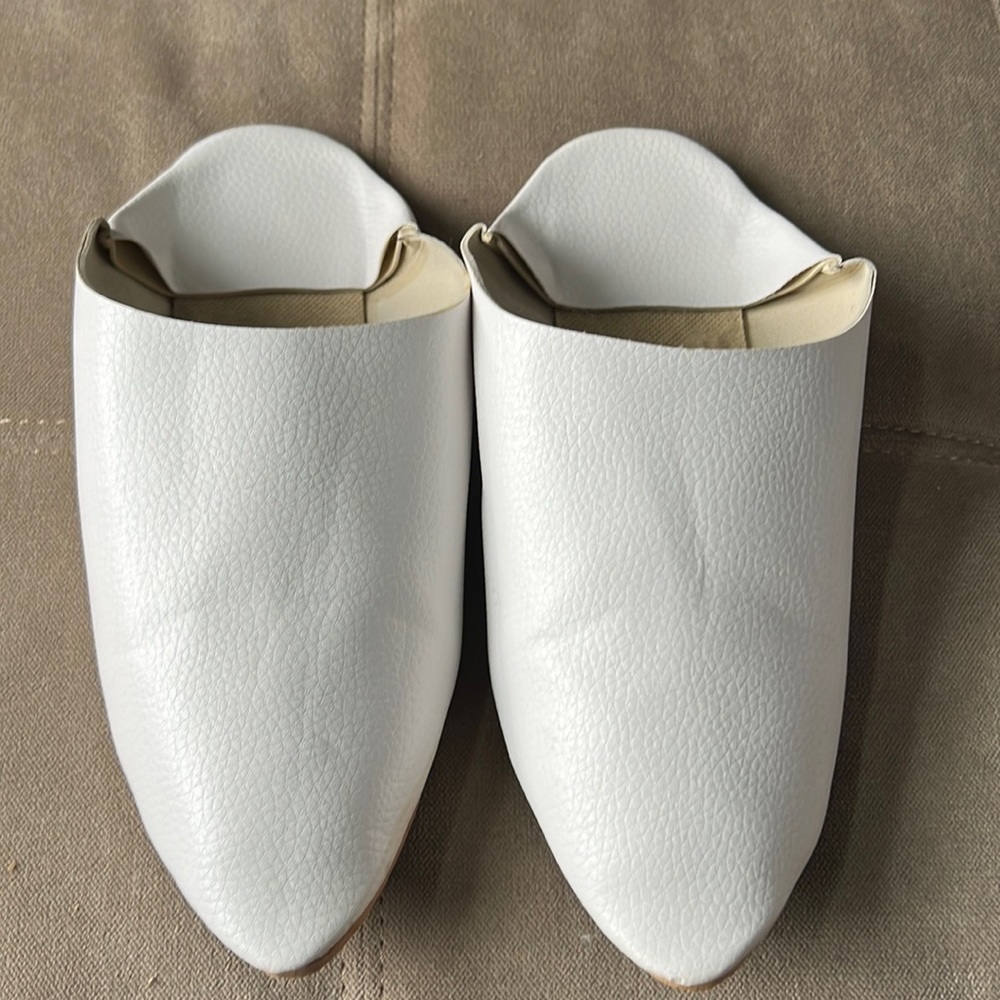 Lounging slippers white sz8